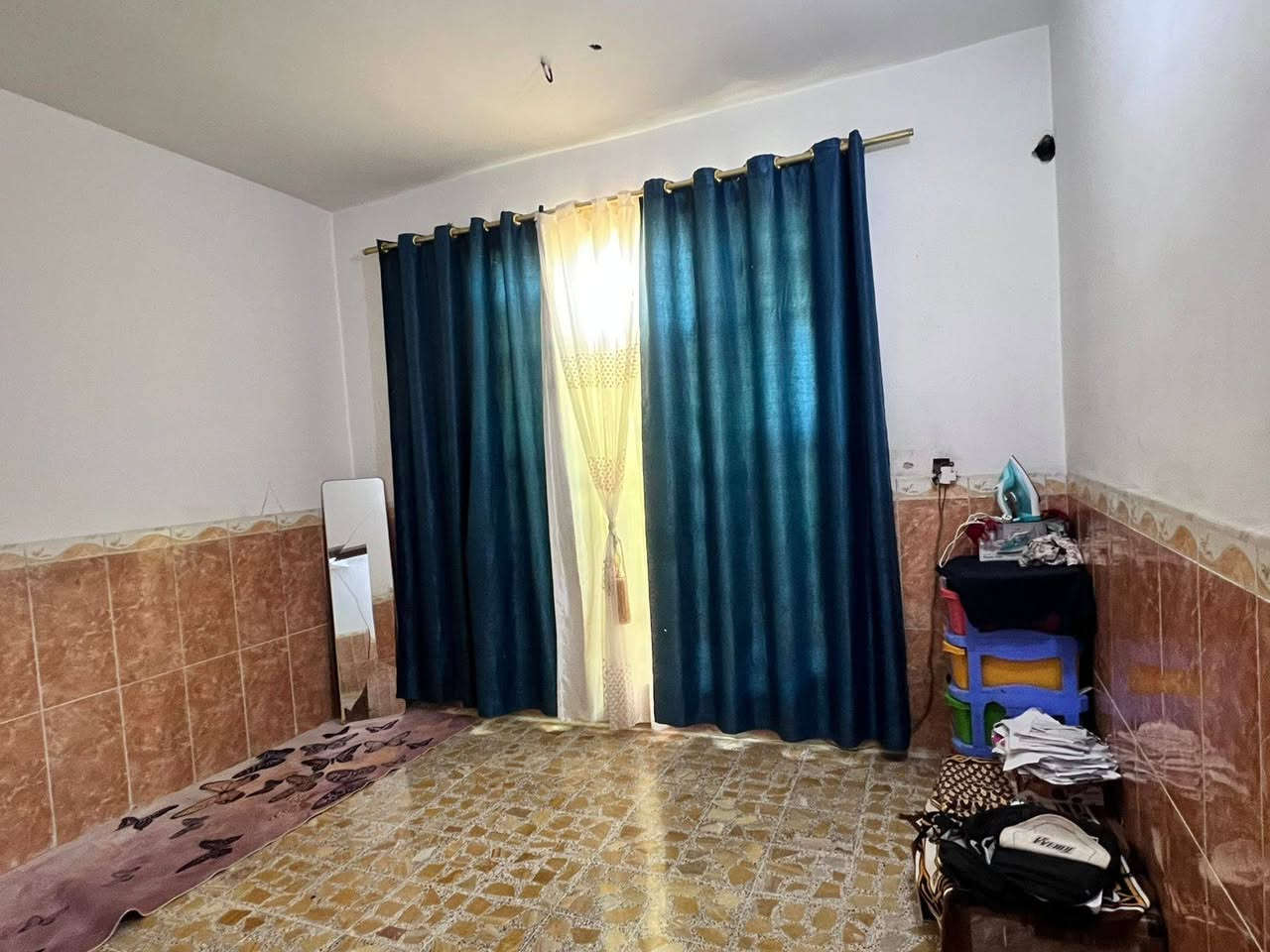 السلام عليكم بيت طابقين
‏جاهز  بناء حديث 
‏البيت ماناقصه كلشي
‏القاط الاول
‏اسقبال
‏مطبخ صاله جبيره
‏غرفتين نوم
‏القاط الثاني صاله جبيره
‏اربع غرف
‏مكانه صاير ركن بشارع الطليبات
‏علشارع الرئيسي
‏بصفه قطعه ميتين متر تابعه اله
‏مامتواجد علفيس
‏‪***********‬
