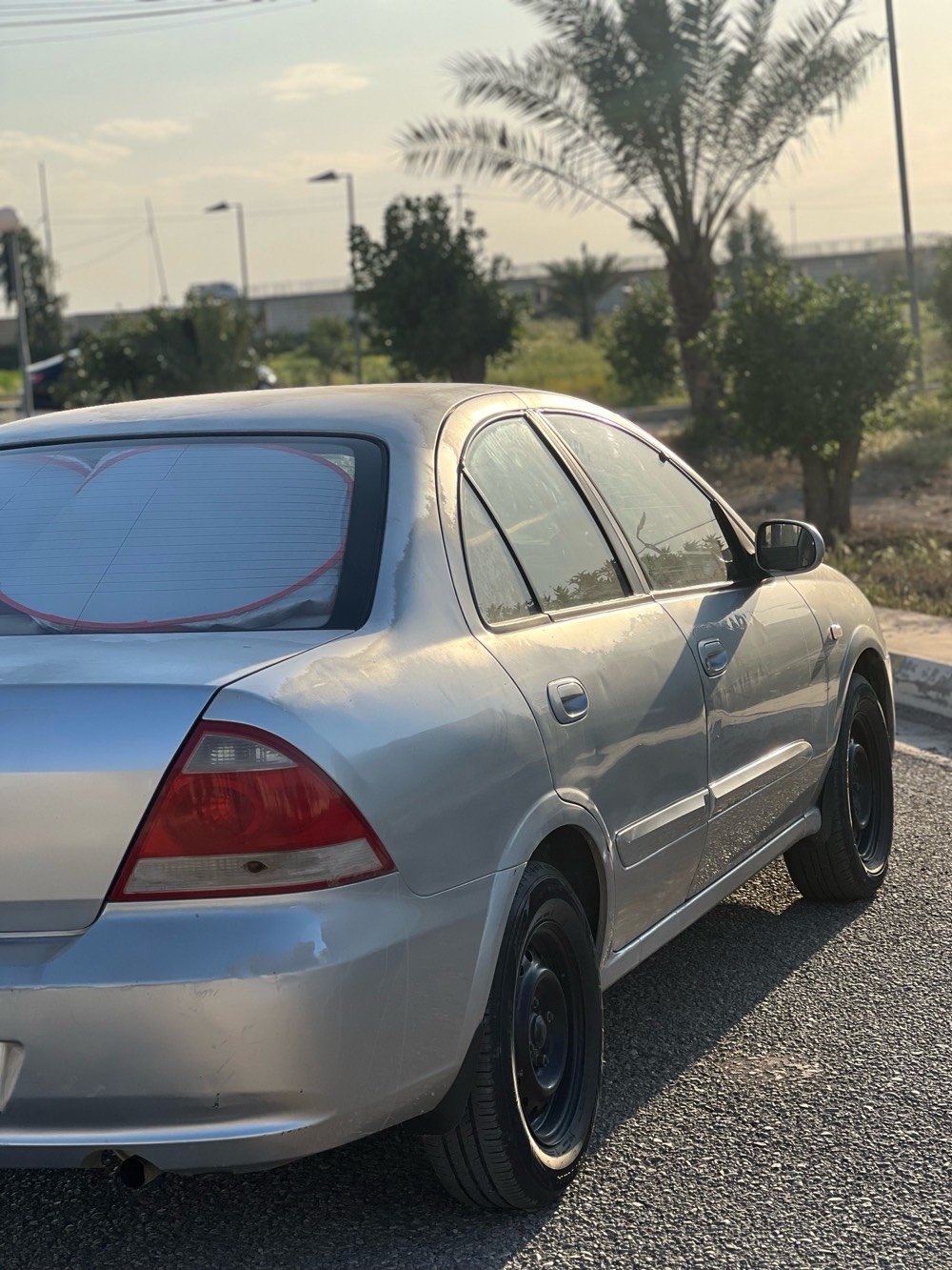 موديل ٢٠١٣ كوري مكفولة ماعدا بارد بسيط بالباب والسيارة بيه جراد بالصبغ 