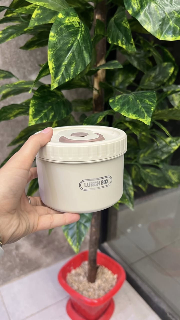 طقم علب طعام 4 قطع 

• 4 علب طعام منفصلة
يحتوي الطقم على أربع علب دائرية متطابقة، ما يساعد على تقسيم الطعام وتنظيم الوجبات بشكل مرتب

• أغطية بإغلاق محكم
كل علبة مزودة بغطاء محكم

• حقيبة حمل مبطنة من الداخل
الحقيبة مزودة بطبقة داخلية فضية عاكسة مبطنة تساعد على حفظ محتويات العلب داخل الحقيبة

• مقبض علوي للحمل
تأتي الحقيبة مع مقبض علوي مريح لسهولة حملها أثناء التنقل


**إذا كنت صاحب هذا الإعلان وتريد حذفه لأي سبب، رجاءا أرسل رسالة إلى الدعم الفني**