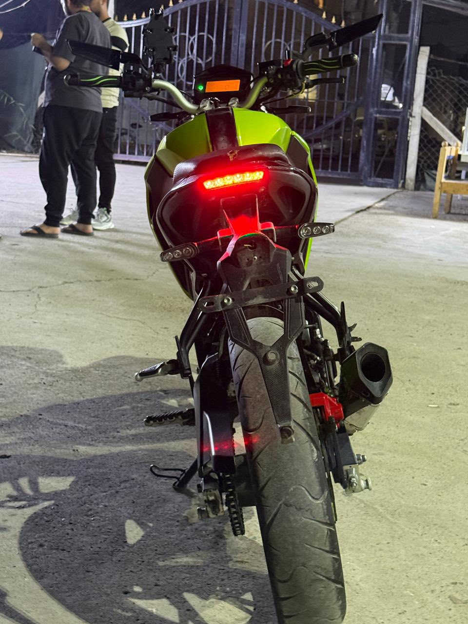 السلام عليكم 
للبيع بنلي 180s 
دراجه رقم وسنويه رقم بغداد 
سعر مليونين و ٦٠٠ وبيها مجال بسيط 
عنوان بغداد تقاطع درويش 
رقمي ***********
