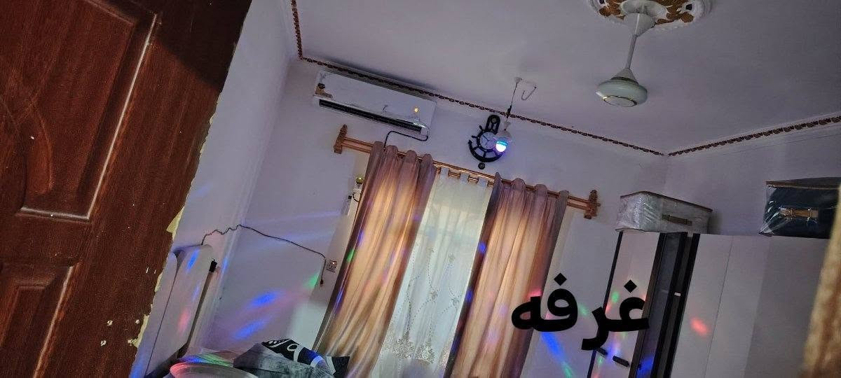 السلام عليكم بيت مساحته 250 بناء جديد منطقه ابو خستاوي
طابقين 
طابق الارضي يحتوي على غرفتين وهول واستقبال وصحيات خارجيه وحمام داخلي 
طابق ثاني يحتوي على غرفتين غرفه بيها صحيات
ومطبخ صغير

يوجد برج نت مجاني مع مولد شارع 6امبيرات مجاني
الاستفساار ع ارقام
***********
***********

