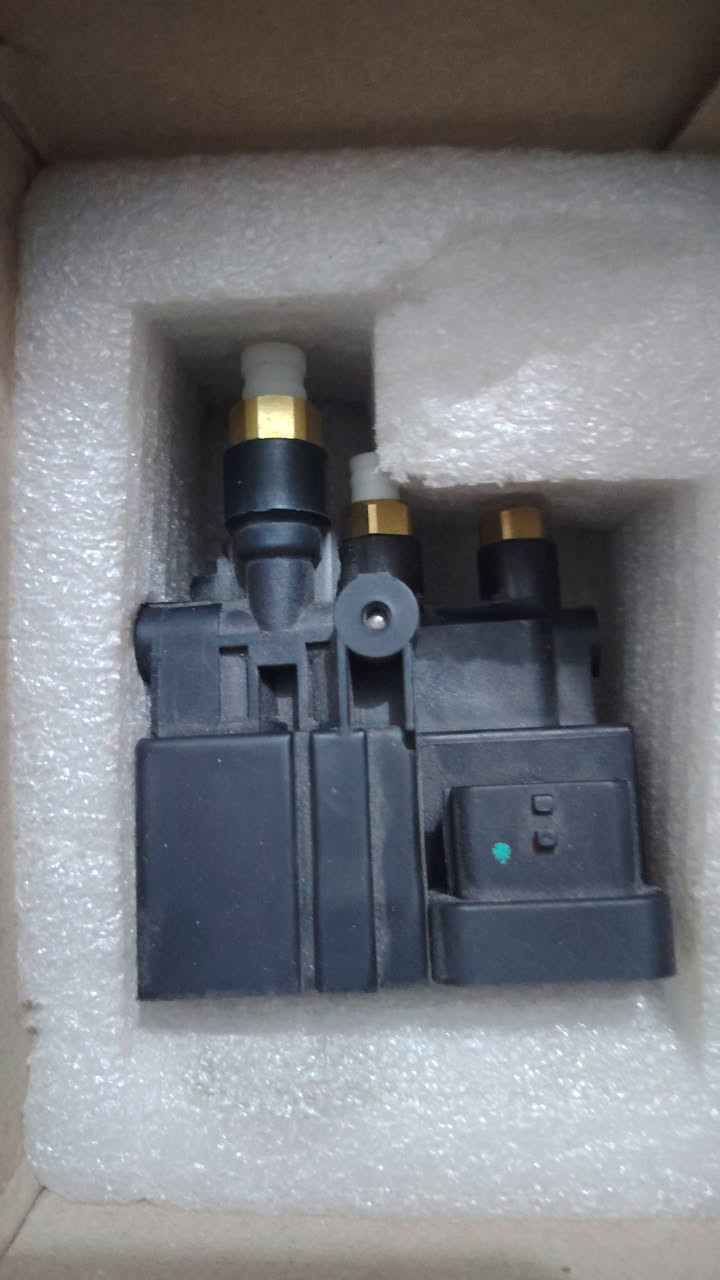 السلام عليكم قطعة تخص سياره رانج روفر بس ما اعرف يا موديل للبيع جديد غير مستعمل 
الاتصال ***********
