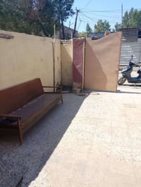 دار للايجار  يحتوي عل كراج وحديقة صغيرة وصالة ومطبخ وخدمات. طابق اول غ...