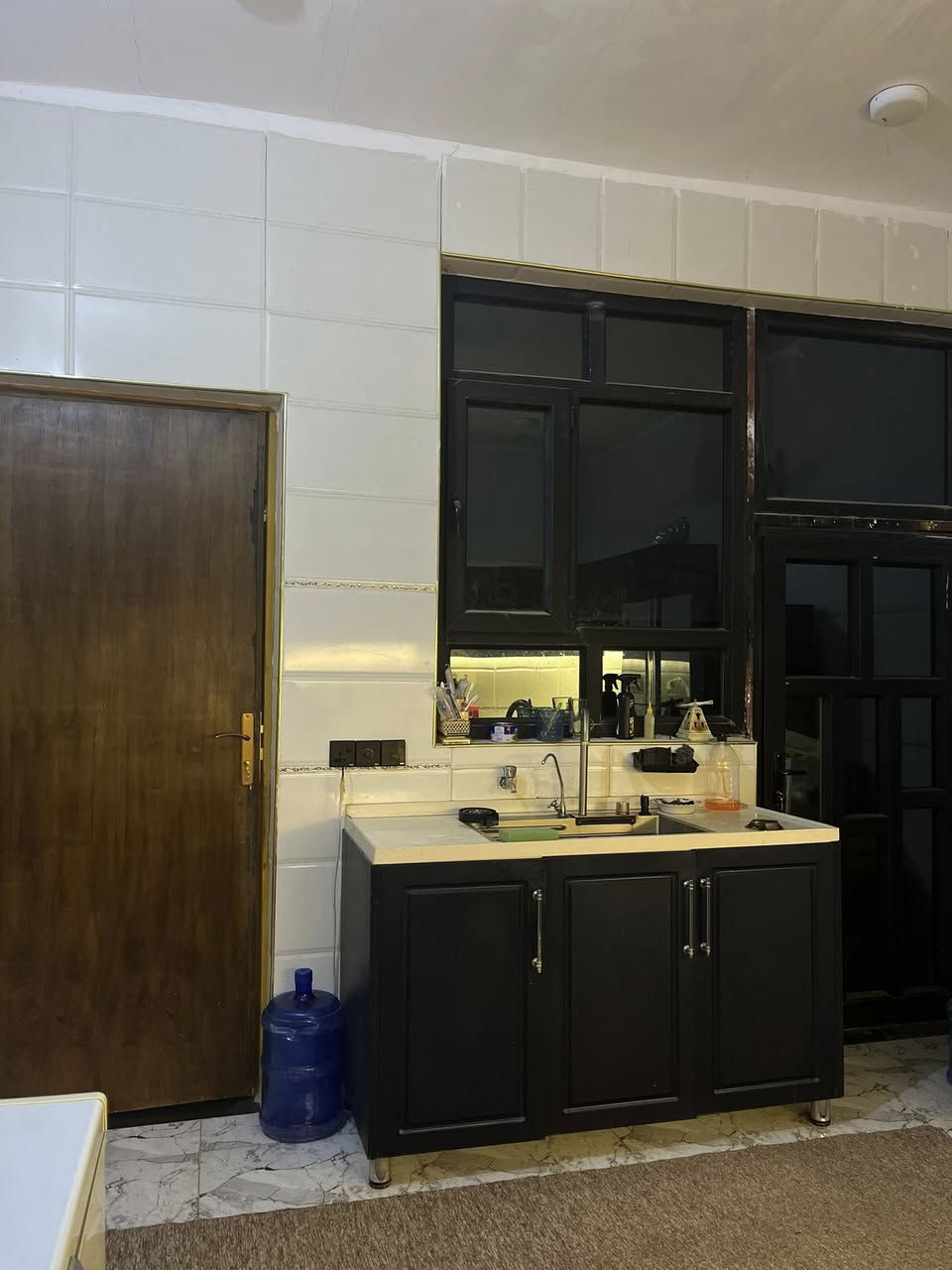 مساحة البيت 150
واجهه 6
نزال 25
عكاده يحتوي على طابقين
الطابق الاول صحيات داخليه وخارجيه مطبخ غرفه واستقبال وصاله
الطابق الثاني كامل هيكل كهرباء ومي ومجاري 
يحتوي على غرفتين وصاله وصحيات
السعر85 وبي مجال
الموقع التقيه الثالثه داخل مجمع الروان


**إذا كنت صاحب هذا الإعلان وتريد حذفه لأي سبب، رجاءا أرسل رسالة إلى الدعم الفني**