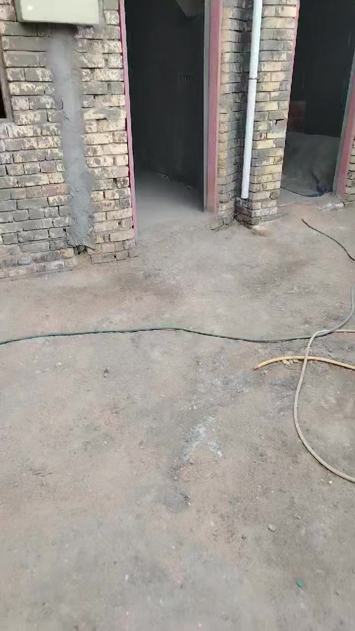 السلام عليكم 
بيت للبيع 
المكان : شارع العام قرب ال غصة 

البيت يتكون من طابقين 
الطابق السفلي فيه غرفتين ومطبخ وبراني وصحيات 
الطابق الاخر فيه غرفتين وصحيات 

السعر خاص 

للاستفسار ***********
