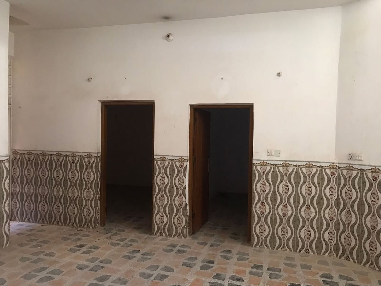 للإيجار بيت في حي السلام – على الشارع العام 🏡

📍 قرب ماركت المميز
مقابل أفران صمون الكندي
وقريب من أسواق المميز
📄 رقم العقار: 15030

📐 المساحة: 200 متر

✨ تفاصيل البيت:

🔹 الطابق الأرضي:
▪️ مطبخ
▪️ استقبال
▪️ صالة
▪️ غرفتين نوم
▪️ صحيات

🔹 الطابق الأول:
▪️ 4 غرف نوم
▪️ صحيات

🏠 البيت نظيف جداً
💰 الإيجار: 750 ألف قفل

✅ يصلح لأي عمل عدا السكن

📞 الهاتف:
***********
