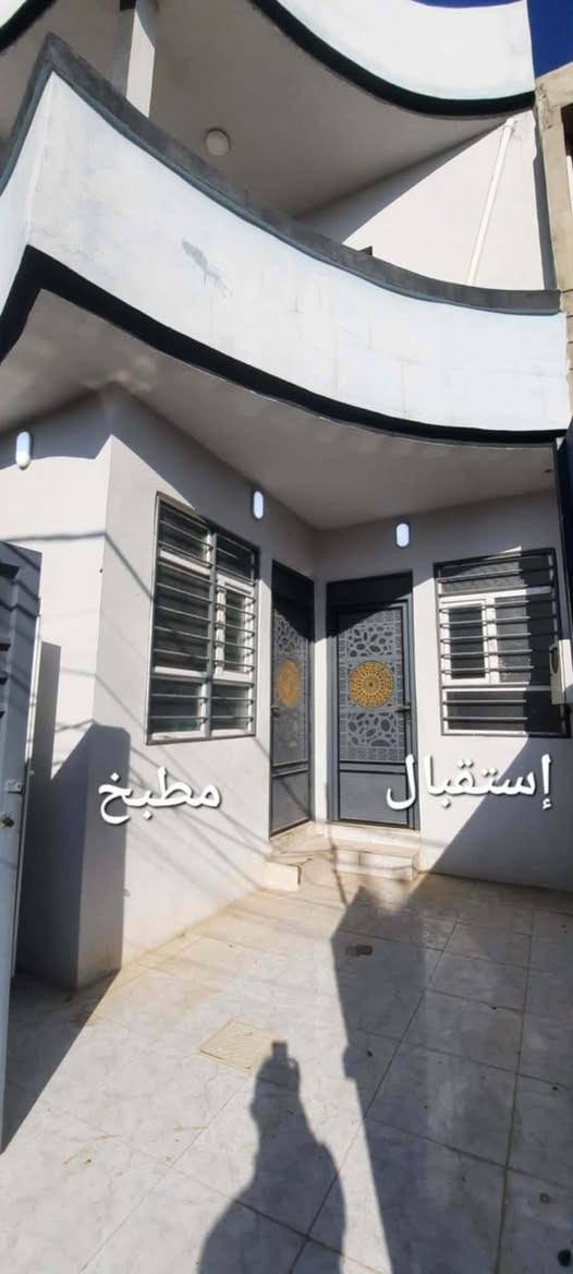 دار سكني للايجـــــــــــار: 
100/متر طابق ونص 
حي الانتصار شارع 60
بالقرب من جامع الغرباء 
((بناء حديث)) 
مكتب المهندسين للعقـــــــــار 
برهان 
***********
***********
