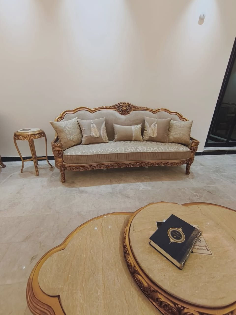 تخم زان مصري صنع (دمياطي)
عدد المقاعد ١٠
اثنان كبير واربع كراسي صغار واربع طبلات وطبله وسطيه 
السعر ٤.٥ وبي مجال
 التخم جديد
سبب البيع   حجمه صغير للغرفه
موجود واتساب 
***********
مكاني مجمع حوراء بغداد
