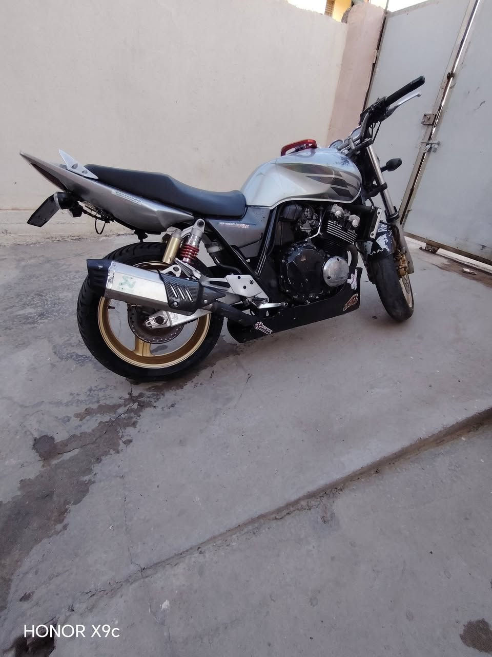 السلام عليكم ورحمة الله وبركاته
للبيع cb400 جيل ثالث السعر ١٨ مكاني بابل
الشراي يتفضل خاص او يتصل ***********
