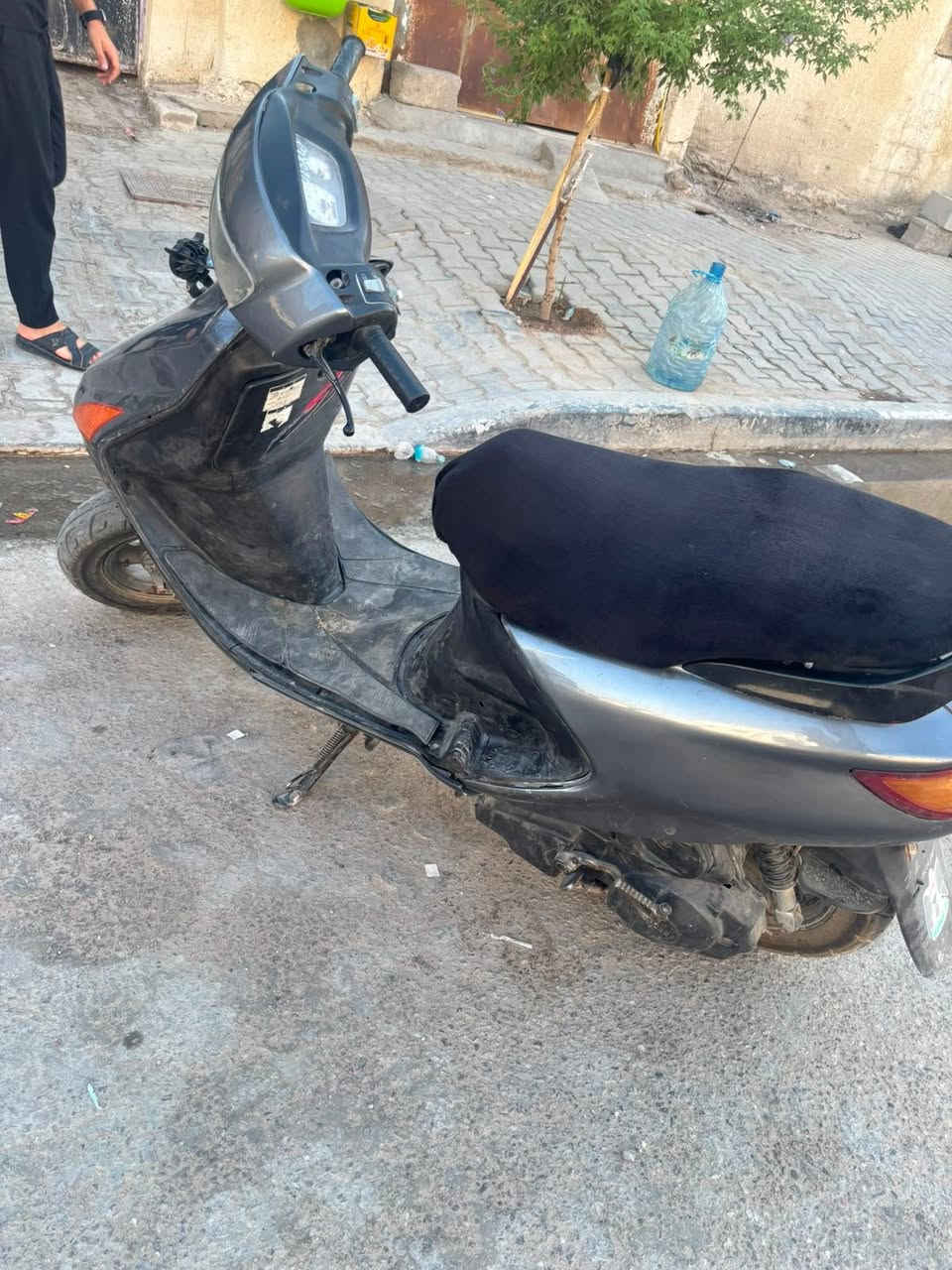 دراجة فراشة مجفت المكينة بس نضيفة مثل ما موضح تجي تشوفة تفحص على راحتك كلشي شغال بية من السلف مالتة يشتغل السعر 550 بيه مجال الطيبين العنوان البصرة گرمة علي 
رقم الهاتف ***********
***********
