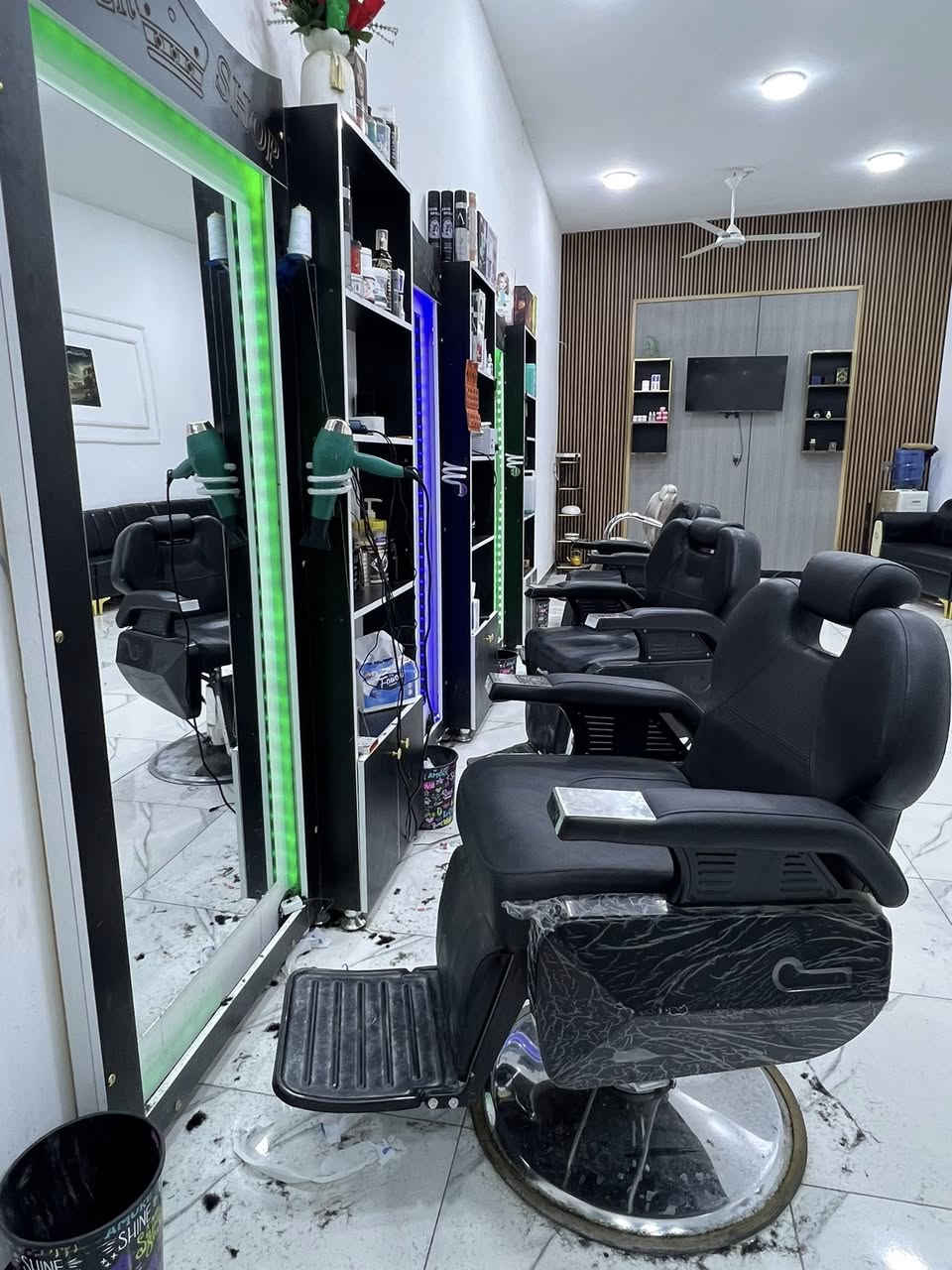 السلام عليكم
السعر 7 مليون 
محل حلاقه للبيع
المحل مثل ماموضح بلصوره شغلي واثاثي جديد ماصار سنه 
المحل يتكون من 4 كراسي وتكدر اضيف 2 +سبلت 2 طن +شاشه +براد ماء + جهاز بخار +جهاز شفط وتنضيف + جام خانه لليشتري مو الصاحب البنايه
((المكان - كربلاء الحسينيه - مركز الطف الجريه عامود -214- ))
مامتواجد ع فيسبوك مكلف بلنشر 
للاستفسار اتصل ‭0772 167 9049
