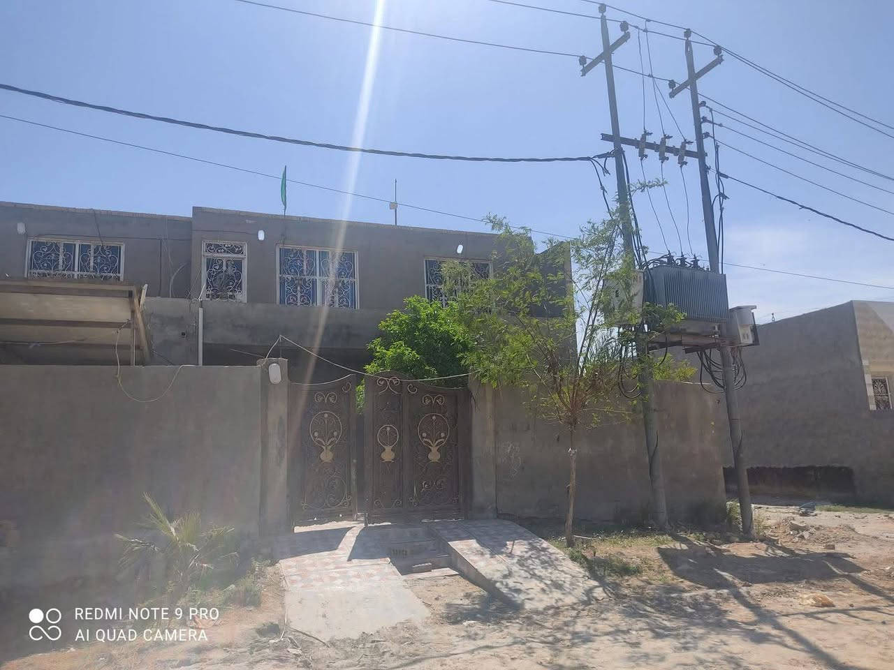 دار للبيع طابو صرف الحمزةالغربي عليه السلام حي الحوراء 
المساحة الكلية/. 327 متر
طابقين السقف عكادة البناء طابوك درجة اولى 
الدار ركن على شارعين 
الشارع الأمامي 20 متر
الشارع الجانبي 10 متر
الطابق الأول يحتوي على 
أربعة غرف نوم 5×4
صاله كبيره 4×10
إستقبال حديث 8×4
مطبخ 4٠5×4'5
طارمة كبيرة عدد2
مجموعه صحيات داخلي وخارجي
حديقه كبيرة 
الطابق الثاني 
يحتوي على 
ثلاث غرف نوم 4×5
صاله كبيره 10×4
مخدومة بماء اسالة وشبكة مجاري حديث 
السعر مناسب جدا جدا 
بيع مستعجل للاستفسار الاتصال على الرقم التالي 
***********. أبو سجاد 
أو مراجعة مكتب القبطان لبيع وشراء العقارات 
***********
