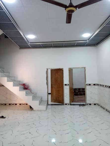 بيت للبيع ثلاث غرف نوم وديوانيه خارجيه وحمامين مساحه 300..متر.   زراعي خلف المدينه الكرفانيه *********** واتساب
