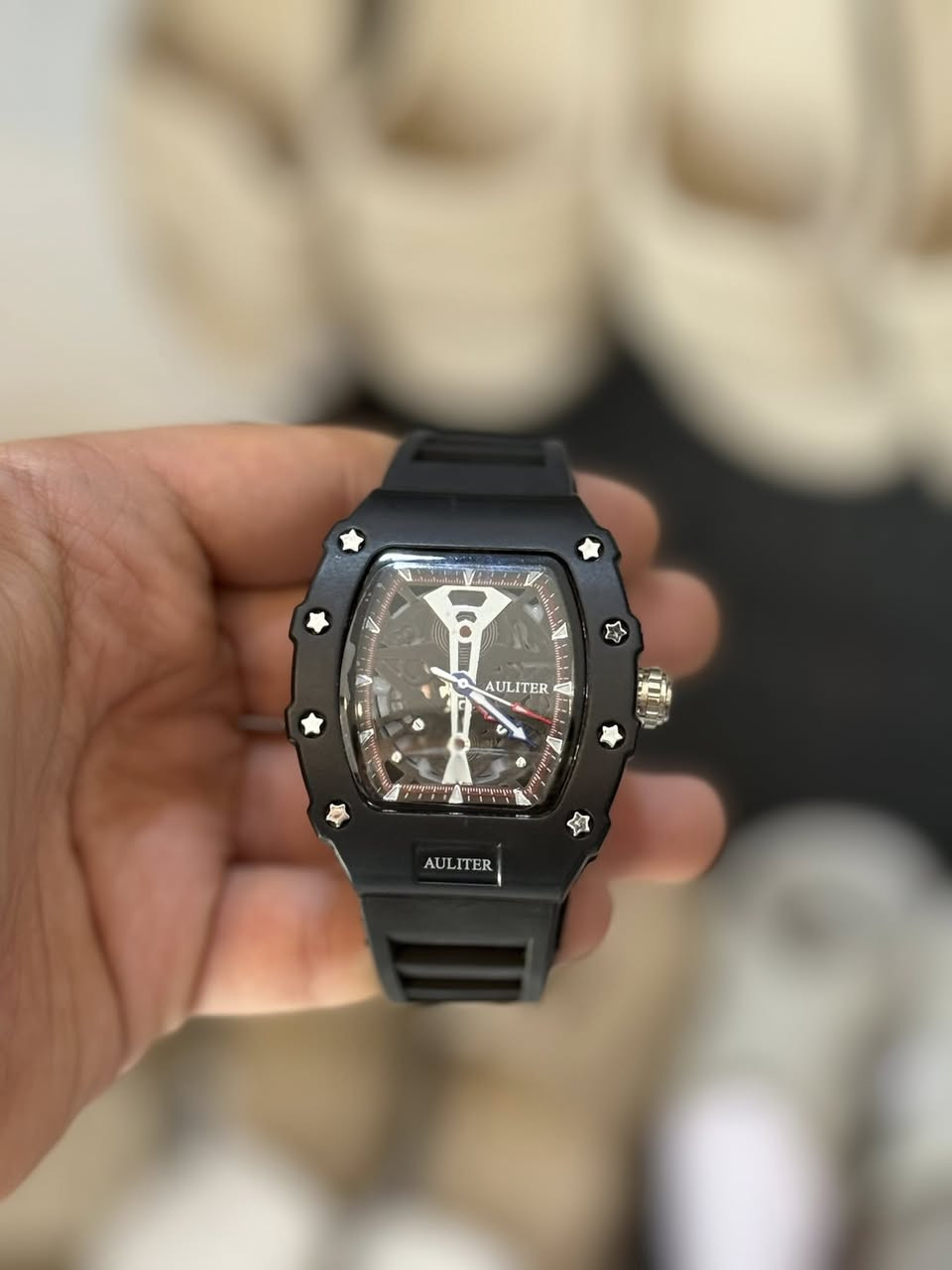 ساعات درجة اولى كلش حلوة ومرتبة سويتلكم عليهن تخفيظ سعر الساعة بس 8000دينار 😍😍😍يا بلاششش 
ساعة ضهر براغي حقيقي 
وتر برو 
كلش حلوة ومرتبة العنوان: كوت داموك الحقوقيين مجاور صيدلية حسني مقابيل كوفي شوب الاصدقاء 
اسم المحل((كلش مناسب))
للتواصل***********
