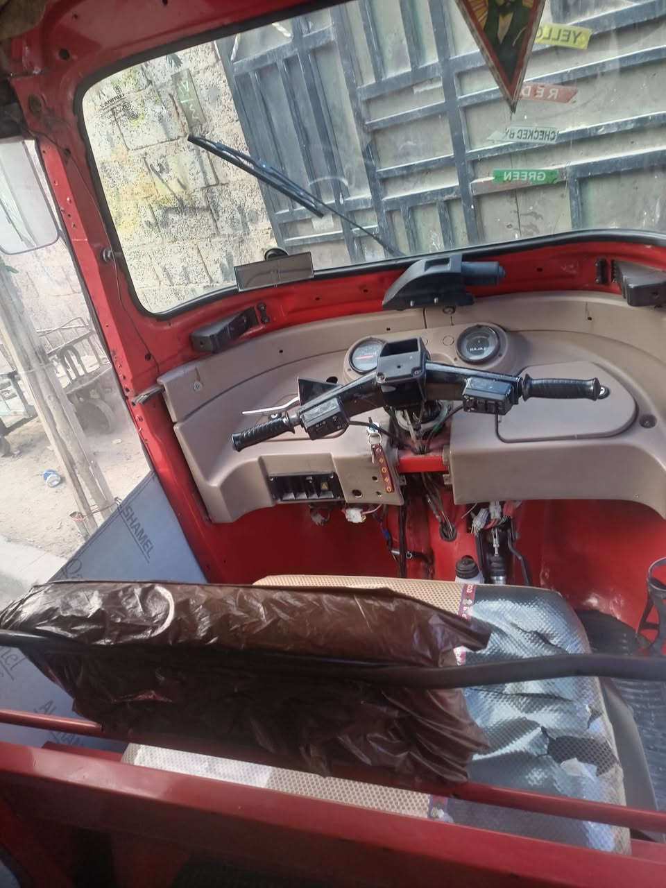 سلام عليكم ١٨ رقم و سنويه مصبوغه عام  تكتك خير من الله ما ناقصها كلشي
بغداد الكماليه ***********
