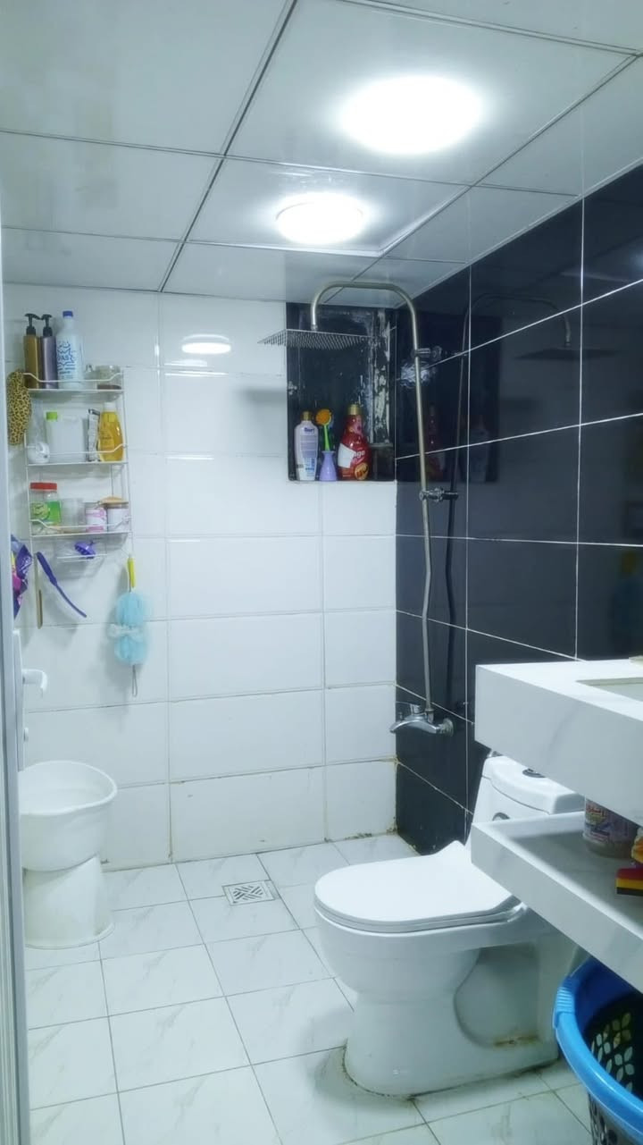 شقة طابق ارضي للبيع   
مجمع القادسيه
تحتوي على 3 غرف حمامين شرقي وغربي صالة مطبخ كراجين وحديقة باقي التفاصيل على الخاص ***********
