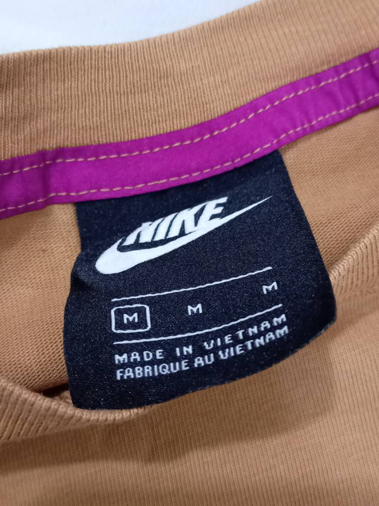 🔥 تيشيرت نايكي (Nike) "ميلتي-لوغو" الأصلي – إصدار خاص 🔥
للبيع تيشيرت نايكي (Nike) أصلي 100%، قطعة فريدة ومميزة جداً لعشاق الماركة. التصميم عصري وكاجوال، ويجمع بين ألوان فخمة وجودة نايكي المعروفة.
​القطعة فريدة لأنها تأتي بتصميم الـ Multi-Logo:
​دمج لشعارات نايكي التاريخية (Swoosh) البنفسجية بشكل عمودي أنيق.
​شعار نايكي (Swoosh) كبير في المنتصف باللون البنفسجي الزاهي.
​عبارة "Just Do It." وشعار كلمة "nike" مكتوبين بشكل متناسق.
​المواصفات الفنية:
​الماركة: Nike (نايكي) - أصلية.
​بلد المنشأ: صنع في فيتنام (Made in Vietnam).
​المقاس: M (متوسط).
​الخامة: 100% قطن (Cotton) طبيعي، ناعم جداً ومريح جداً على الجسم، مثالي للصيف والجو الحار.
​اللون: خردلي / بيج غامق (Tan/Mustard)، لون فخم ومميز جداً.
​الحالة: [ مستخدمة بحالة الوكالة].

​المميزات الإضافية:
​خياطة دقيقة ونظيفة (ظاهرة بالصور).
​تدعيم داخلي للرقبة باللون البنفسجي لضمان عدم تمدد الرقبة بعد الغسيل.
​الطباعة البنفسجية عالية الجودة ولا تتأثر بالغسيل.
​
​#نايكي #Nike #تيشيرت_نايكي #JustDoIt #ملابس_رجالية #تيشيرتات #أصلي #فيتنام #نايكي_أصلي #كاجوال #سبورت النجف, العراق


**إذا كنت صاحب هذا الإعلان وتريد حذفه لأي سبب، رجاءا أرسل رسالة إلى الدعم الفني**