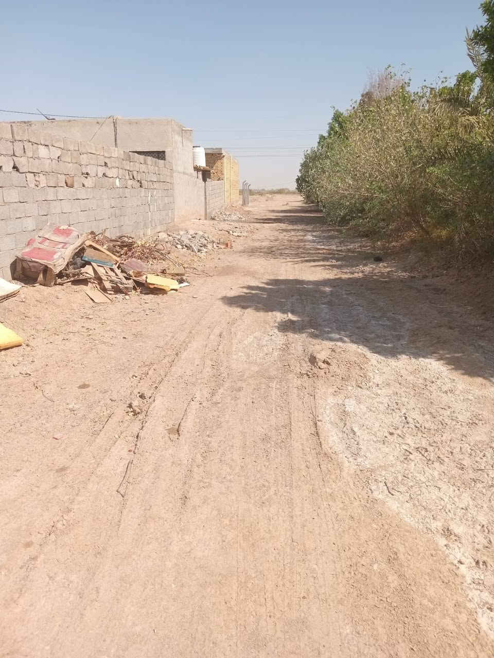 السلام عليكم .. ارض زراعيه ٢ دونم عقد ٣٥ مدفوع لمده ١٠ سنوات ماء وكهرباء بالباب نهر سقي ينتهي بيها خلف الميزان مقابيل المطور العقاري...تبعد ١٠٠ متر عن الشارع العام
 سعرها ٢٥ وبيها مجال للاستفسار ***********
