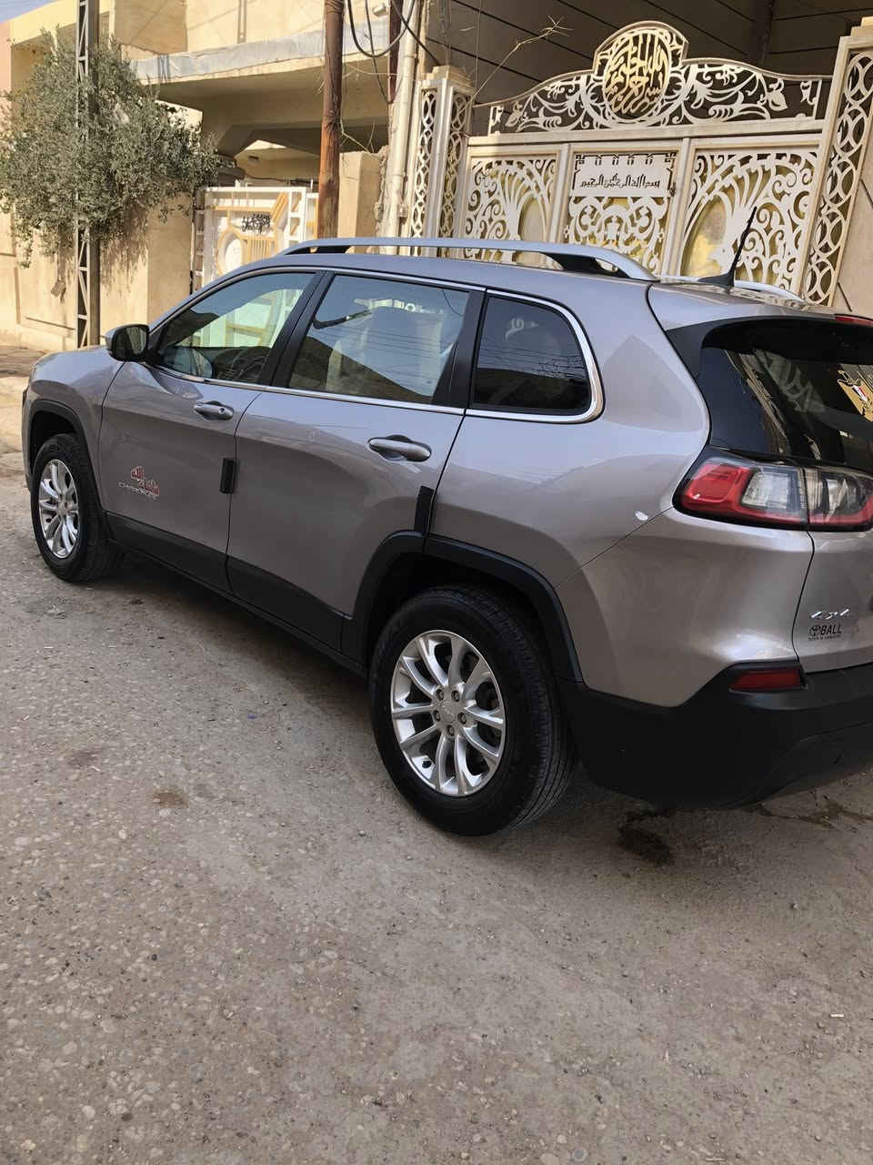 بيع مستعجل جيب بزوني لاتثيود فور ويل يعني دفع رباعي موديل ٢٠١٩ محرك ٢٤٠٠ يعني ٤سلندر باسمي سنويه ماشيه ٨٤ بيها قطعتين صبغ يعني بنيد وجاملغ امامي جهه سايق صونارها موجود يمك بالمنشور وصور الحادث وصور السياره الحالي وفديو السعر فقط ب١٢٤$وبيه مجال بسيط جدا جدا جدا سياره احلى بهواي كلش كلش جديده كارتون كلشي مذكور بالمنشور اقرا زين قبل لا تخابر والسعر ١٢٤$وبيه مجال بسيط جدا مكان السياره موجود بالعماره محافظه ميسان اللي يحب يراسل اويخابر عالرقم ***********
