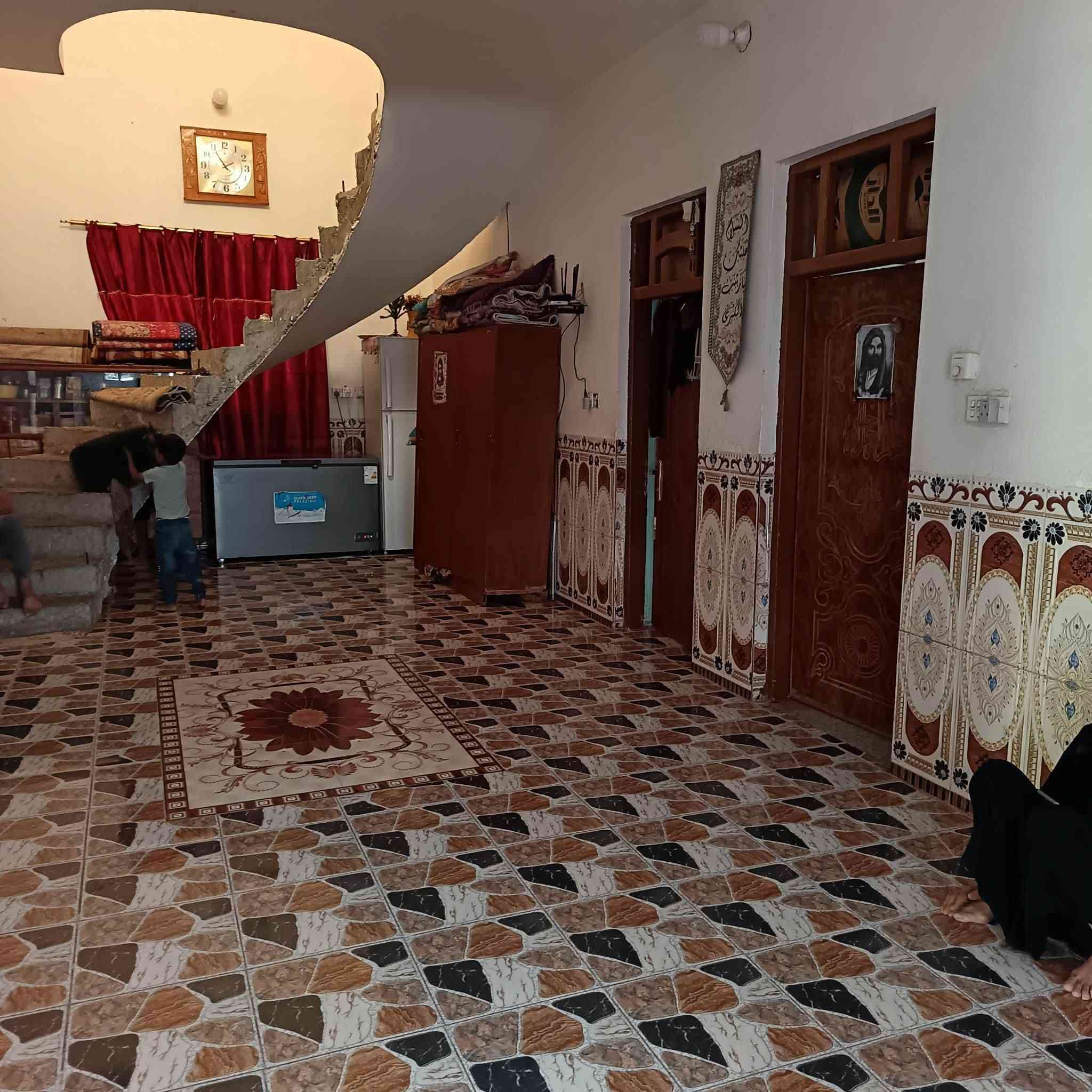 بيت للبيع مساحة 300 طابوه صرف بناء حديث غرفتين هول صاله مطبخ صحيات داخليه وخارجيه طرمه جبيره بناء طابوك سقف صب البيت ركن  عنوان حريه وره مستشفئ قرب حسينيه السجاديه  سعر    135وبي مجال  ***********
