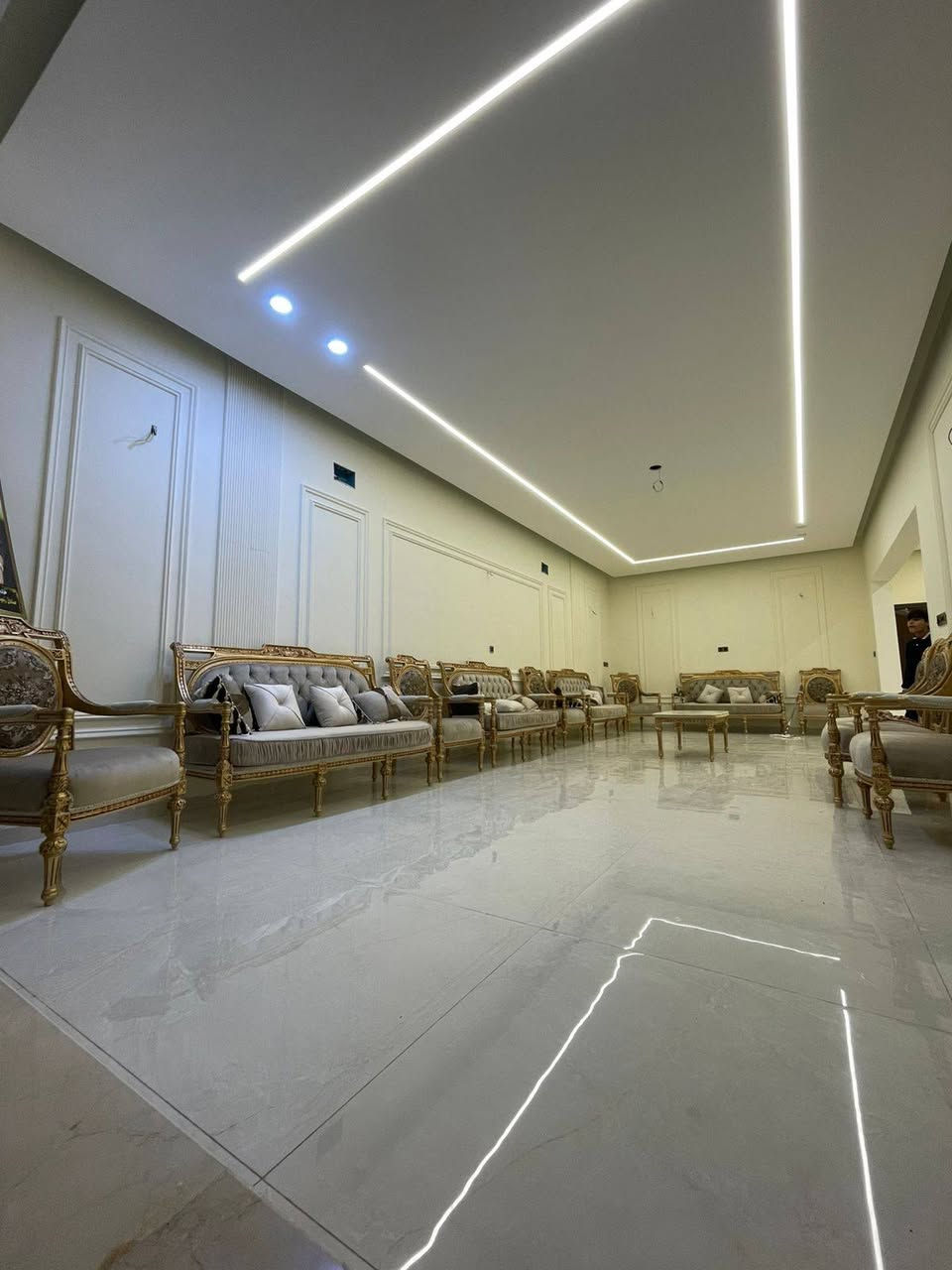 الحمد لله دائما وابدا
آخر أعمالنا ان شاء الله ينال اعجابكم
سيد حيدر للديكورات ***********
ابو البيت من يقتنع بشغلك
يخليك تكعد على القنفات 😂 😂 😂
