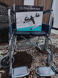 كرسي متحرك • جهاز علاج طبيعي