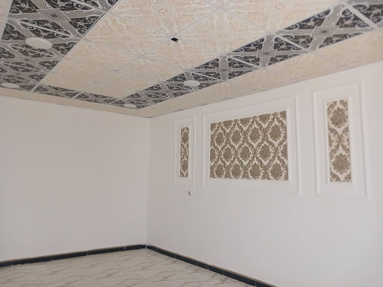 مشتمل البيع حي الشهداء طابقين ٣غرف وصاله ومطبخ ستقبال كراج صحيات المساحه ١٥٠م شارع ١٥م ركن السعر ٨٨ للستفسار اتصل ***********
