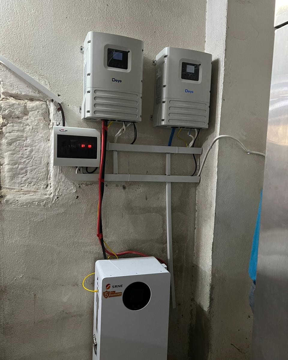 📅 تاريخ اليوم: [2026/2/19]
🔆 تنصيب منظومة طاقة شمسية 🔆
 تم بفضل الله تجهيز منظومة طاقه شمسية لعيادة الدكتور طالب جسام الشمري بعقوبة شارع الديري ضمن الرقعه الجغرافيه لمحافظة ديالى تجهز المنضومه العيادة ب 38 أمبير نهاراً بالاضافة الى 16 أمبير ليلاً 
مكونات المنظومه
🔵 الواح  حجم 640 واط بايفشل ذات كفائة عالية.عدد 18

🔵جهاز انفيرتر  حجم6kw(28  امبير) عدد 2

🔵بطاريات ليثيوم عدد 1 حجم 16kw 
ملاحظة مهمة جدا:عند حدوث أي خلل بمنظومتك عليك بتصوير فيديو للشاشة الانفيرتر لحظة حدوث أي خلل ومن ثم إرسال رسالة عن طريق الواتس آب إلى أي رقم من هذه الأرقام أو مراسلة الصفحة عن طريق الفيس بوك ليتسنا لنا معالجة الخلل بأسرع وقت ممكن وتستمر منظومتك بالعمل على مدار 24 ساعه.
.............................................................................
للحجز والاستفسار الاتصال او مراسلة الأرقام التالية  أو مراسلة البيج عن طريق الماسنجر :
***********

🕒 أوقات الدوام:
من الساعة 9 صباحًا إلى الساعة 5 مساءً
#الطاقة_الشمسية_مستقبل_العراق
