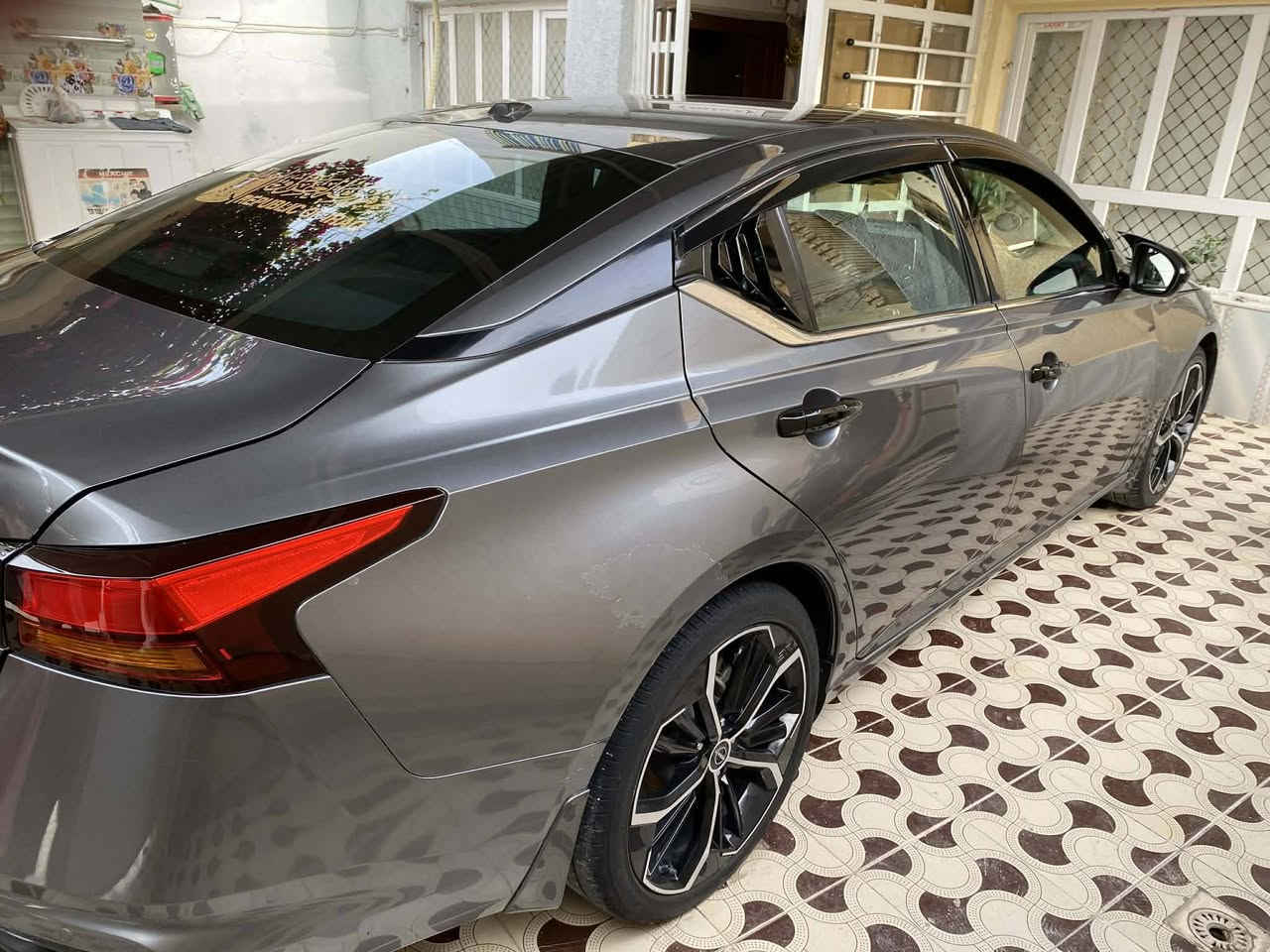 للبيع نيسان التيما موديل 2023SR 
(السعر130) وبيها مجال سياره بيها كلير من امريكا 5قطع للاستفسار ***********
سعةالمحرك: 2.5 لتر (٤ سلندر)القوة: 188 حصان عزم الدوران: 244 نيوتن متر ناقل الحركة: أوتوماتيكي مستمر التعشيق Xtronic CVTاستهلاك الوقود: تقريبًا 16.6 إلى 16.8 كم/لتر  طابع رياضي عجلات رياضية (
) قياس 19  مصابيح أمامية وخلفية من نوع LED 
:مقاعد رياضية مكسوة بالجلد الصناعي (أو قماش عالي الجودة) مع دعم جانبي إضافي مقعد السائق  الأمامي قابل للتعديل كهربائياً شاشة لمس مركزية كبيرة   نظامي Apple CarPlay (لاسلكي) و Android Auto (سلكي/لاسلكي)عجلة قيادة مغلفة بالجلد متعددة الوظائف مع مبدلات سرعة (Paddle Shifters)نظام صوتي عالي الجودة )شاحن لاسلكيا لسلامة :نظام التحذير من النقطة العمياء نظام التنبيه ومساعدة البقاء في المسار كاميرا خلفية ومثبت السرعة التكيف الذكي (رادار)فرامل الطوارئ التلقائية مع خاصية استشعار المشاة
