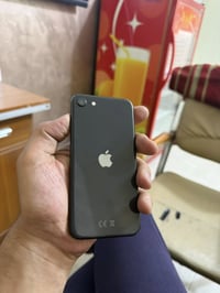 IPhone SE2 بطارية 90  ذاكرة 128 نظيف جداً  السعر 150  العامرية شارع ال...