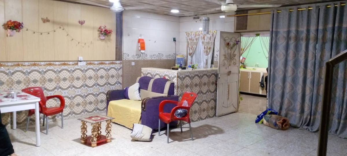 بيت في حي العسكري الثالثه قرب جامع زين العابدين يباع اختياري اما معه الاثاث اماا بدون
المساحه:220 تلث غرف معه مشتمل يحتوي علا غرفة نوم ومطبخ وصحيات 
الرقم الاستفسار ***********
او***********
