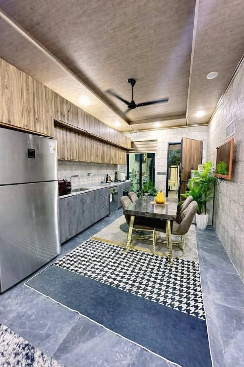 لــلــبــيــع او مــعـارضة 

دار فــي حــي الــنــصــر (الــفــيــصــلـيـة) قـرب جـامـع عــبـدالـلّٰــه الــخــيـرو 

بـنـاء حــديـث 

مــســاحـة 200 مــتــر 

واجــهــة 7.5مــتــر 

يـتـكــون الـدار مـن طـابـقـيـن 

ط١(كـراج،مطبخ حار وبارد ،هول، استقبال ،صحيات ،غرفتين نوم )

ط٢(هول،غرفه نوم ،صحيات ،مخزن)

لـلاسـتـفـسـار التـواصـل عـلـى الارقـام الاتـيـة 

☎️ ***********

☎️ ***********
