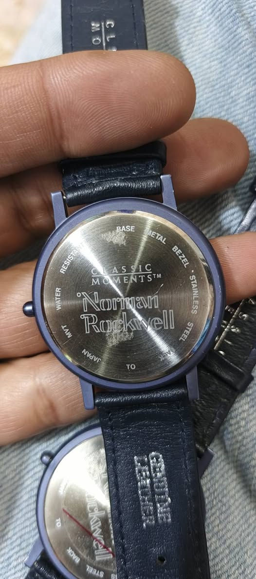 ساعة نورمان روكويل (Norman Rockwell) بتصميم خاص.
يحتوي الميناء على رسم توضيحي كلاسيكي للفنان نورمان روكويل يصور طفلين وكلبًا في عربة.
 إصدار لهواة الجمع أو تذكاري يركز على فن روكويل. 
السعر خاص يوجد توصيل


**إذا كنت صاحب هذا الإعلان وتريد حذفه لأي سبب، رجاءا أرسل رسالة إلى الدعم الفني**