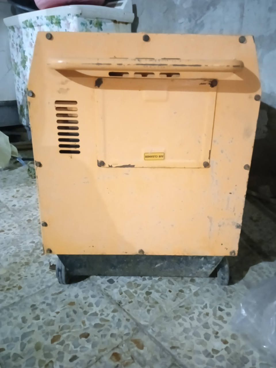 سلام عليكم مولد للبيع كبوته 25امبير مكانه في حله ابنادر ثالثه عوزه كتف كهربائي تشتعل سعاره 280 رقم ***********
