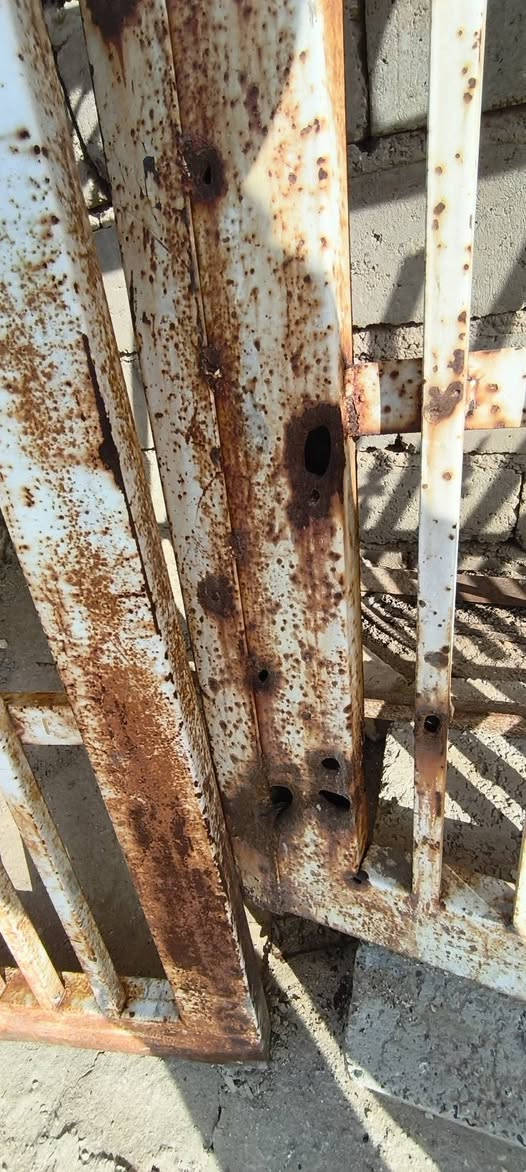 مكلف.....باب خارجي مستخدم بي شضايه من الأسفل قليله ينرادله ترتيب.. للبيع 
الطول 4متر......مع السچه السعر 175
***********
