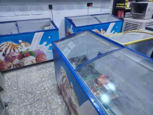 سلام عليكم شباب محل اسواق للبيع تشتغل عروض ومفرد 
الايجار 500 سحب مولد 15 امبير يحاسب عله 12 امبير محلين 2 طبك 7 عارضات وحده مال شركة 3 مجمدات بطحيات شركة ايكور. 3 سلات جباس سيستم كامرات 2 سبلت
المحل صاير ركن عله شارع
 .الموقع مدينة الصدر قطاع 72 مقابل المحل مدارس متوسطة بنات  مقابل جامع الامام علي عليه السلام .

مكلف بلنشر تواصل مع صاحب المحل

***********
