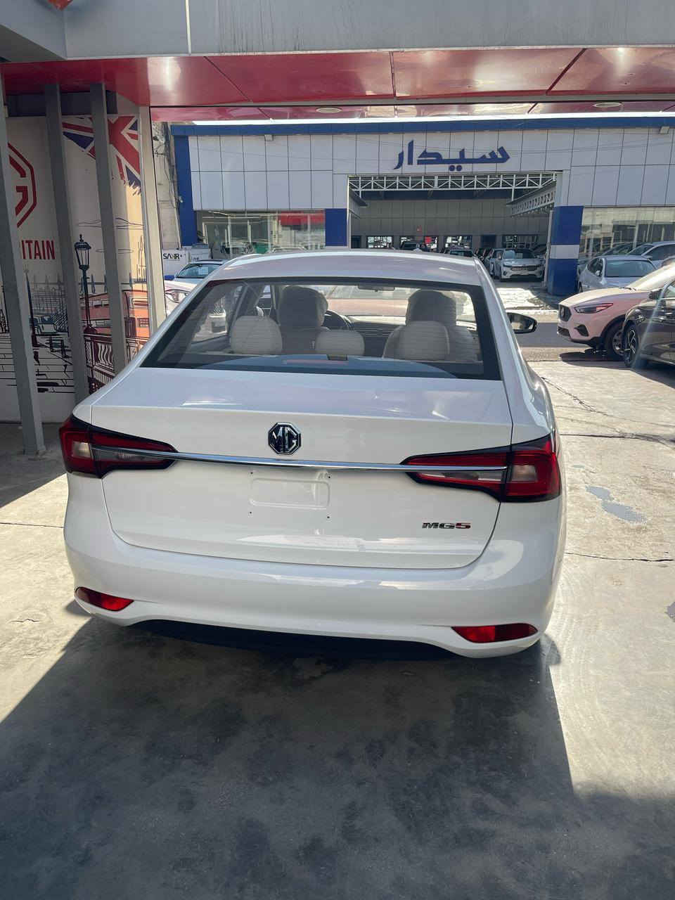 سلام عليكم امجي 5 موديل 25 ماشية 7 الف لوحات بغداد اسمي فئة ستندر شاشا تحكم سترين  بيها ضرر بسيط باب سائق *********** سعر 15مليون
