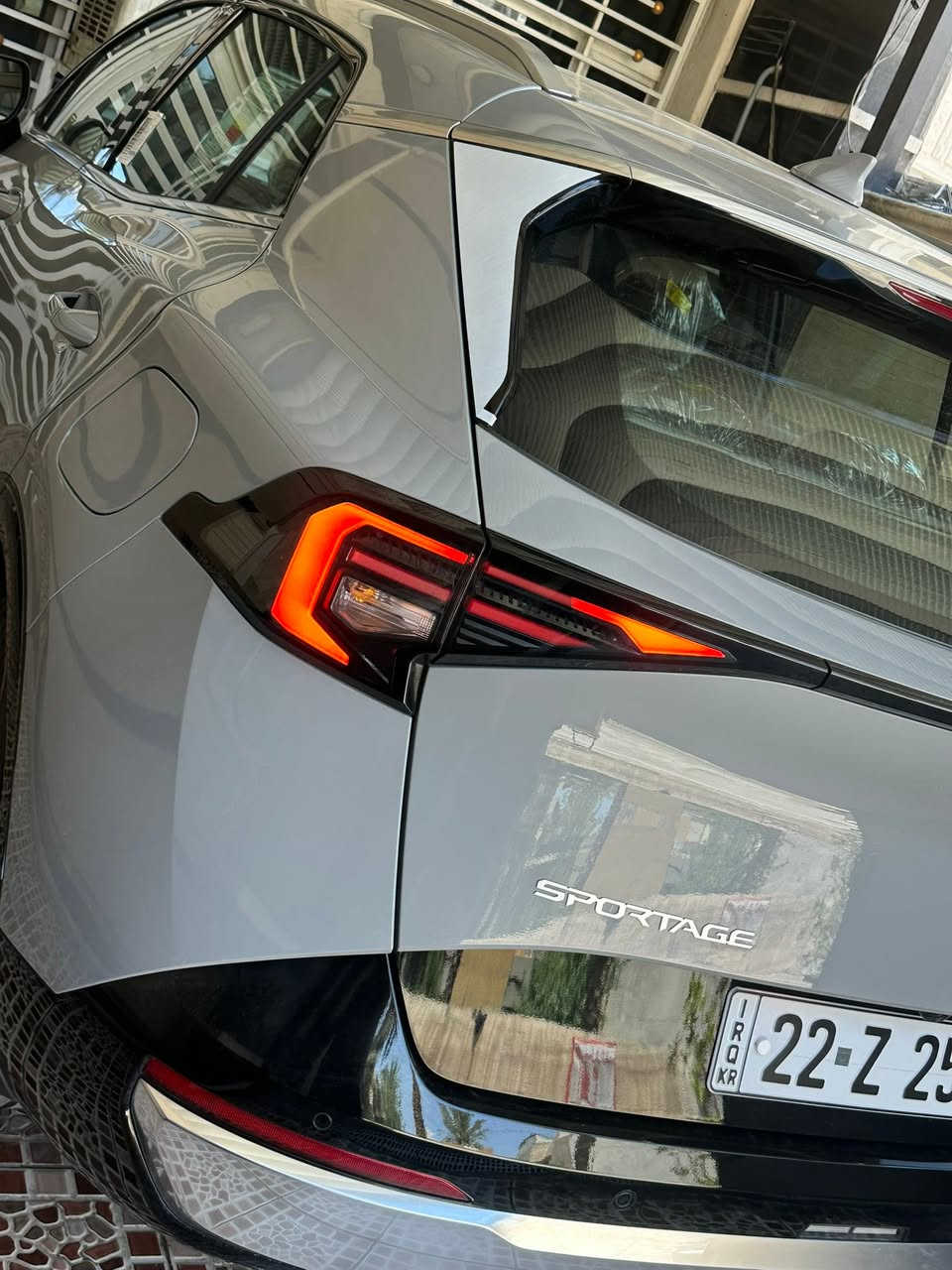 🛑السلام عليكم 
قبل البدء بالاعلان هذي السيارة بيانو بلاك يعني تختلف عن الموجودات بالسوك 
پيانو بلاك محيطي لامع 

كيا سبورتاج خليجي موديل  2026 رقم اربيل
 واب اسمي و تحويل مباشر 

المحرك : 4  سلندر DOHC 2.0 . 
العـــداد : الف  كيلو متر . بعدهة زيرو . 

الضمان : 5 سنوات او  100.000 كيلو متر . 
سنة صيانة مجانية مع تبدلات زيوت وفلاتر مجانية لمدة سنة

 
* ناقل الحركة أوتوماتيك بـ 6 سرعات.
* أوضاع متعددة (Drive Modes).
* نظام مانع الانزلاق (ESP).
* نظام نزول المنحدرات.
* نظام Auto Hold.

* ايرباكات عدد 6 
* حساسات أمامية وخلفية.
* نظام تثبيت مقاعد الأطفال (ISOFIX).
* مقاعد مكسوة بالجلد .
* تحكم كهربائي بالمقاعد الأمامية.
* تدفئة وتبريد للمقاعد الأمامية.
* عجلة قيادة رياضية D-Shape مكسوة بالجلد.
* دخول ذكي.
* تشغيل عن بُعد.
* صندوق خلفي كهرباء .
* شاشة عدادات رقمية متصلة.
* شاشة وسطية تعمل باللمس تدعم Apple CarPlay.
* نظام صوتي مع أوامر صوتية وتحكم من المقود.
* نظام تحكم أوتوماتيكي ثنائي المناطق بالمناخ.
* شاشة لمس مخصصة للتحكم بالتبريد.
* مصابيح أمامية زينون وإضاءة LED نهارية.
* مرايا جانبية كهربائية الطي مزودة بإشارات انعطاف.
* إطارات بقياس 235/50R19.
السعر 250 
للاستفسار الاتصال على الرقم 
***********

