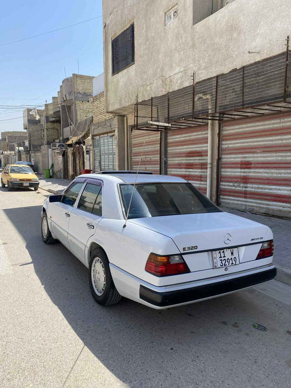 السلام عليكم
مرسدس موديل 93 لون ابيض 
السياره وضع شركة مصبوغ عام الجماليه 
السياره كير مكينه حداديه جديد مكفول 
السياره جاهزه من كلشي  
مكاني بغداد رقم تلفون ***********
