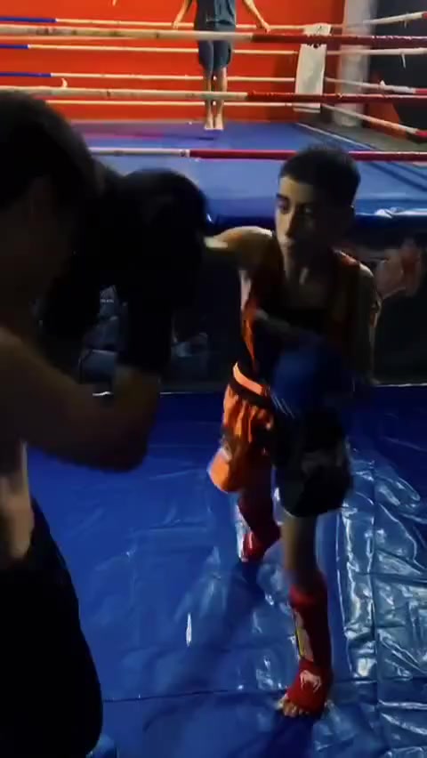 من رخصة الادمن 
​🔥 استغل باقي العطلة الصيفية وطوّر مهارات ابنك! 🔥
​تعلن قاعة الشهداء (في حي الشهداء) عن دورات المواي تاي (الملاكمة التايلاندية) لتعلم الدفاع عن النفس وبناء الثقة.
​🥇 بإشراف المدرب: محمد حازم الشموسي
📅 الأيام: الأحد، الثلاثاء، الخميس
​🕒 حصص التدريب (ساعتان لكل وجبة):
​الوجبة الأولى: 5:00 عصراً – 7:00 مساءً
​الوجبة الثانية: 7:00 مساءً – 10:00 ليلاً
​🥊 المقاعد محدودة.. سجّل ابنك الآن!
📞 للتواصل: ***********
