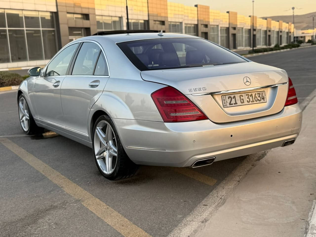 سلام عليكم مرسيدس موديل 2009 
وارد يابان 
رقم سليمانيه بسمي 
مكينه 550
قطعتين كلير يابان 
السعر 190 ***********7 تواصل
