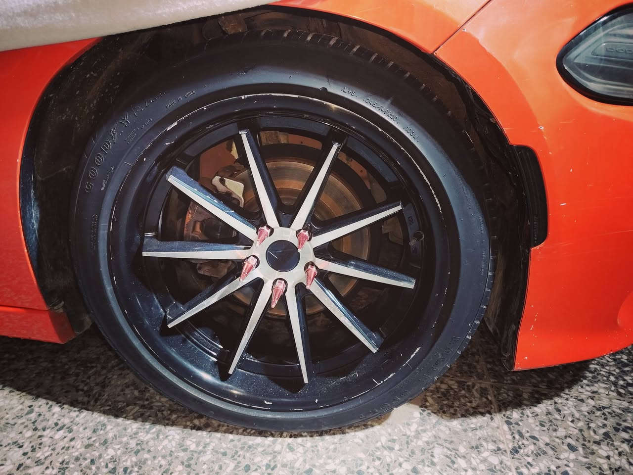 تخم ويل وتايرات للبيع او مراوس  بحجم ١٨ / ***********
