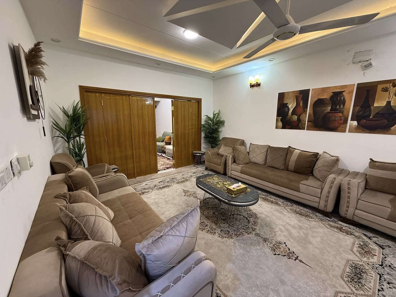 عرض خاص ومميز: دار في النجف الأشرف - قرية الغدير 2
📍 الموقع: محافظة النجف الأشرف، مجمع قرية الغدير 2
 🏡 المساحة: 200 متر مربع
🏠 الوصف:
*   طابقين درجة أولى
*   4 غرف نوم واسعة سويت
*   6 حمامات
*   منورين
*   استقبال مفتوح على الصالة بطول 12 متر
* مطبخ كبير حار وبارد
*   حديقة كبيرة
*   كراج للسيارة
* الدار كبير جداً ويتسع لعائلة كبيرة 
* ملاحظة نصف الأثاث مع الدار
✨ تم تخفيض سعر الدار بمقدار 10% وبسعر جيد جداً 
📞 للاستفسار والتواصل: ***********
