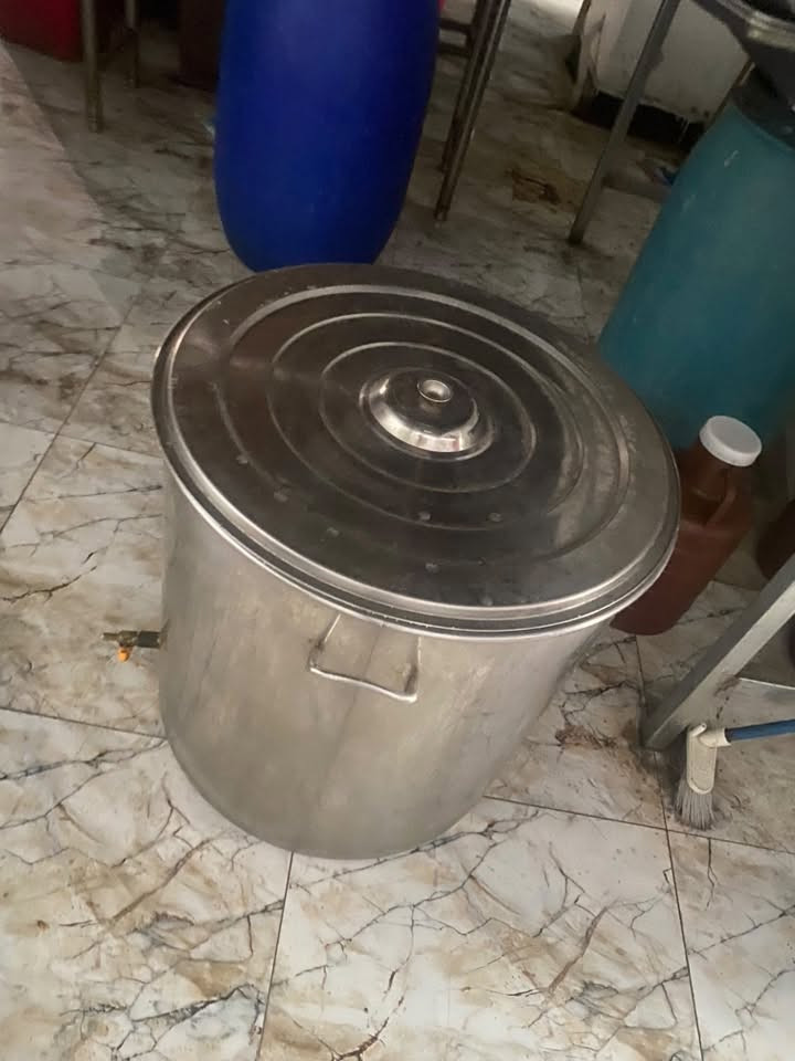 غراض مطعم للبيع
شواية كص دبل سلايد ستل ستيل جديدة مع ( شياش + ستاند شد + صواني + سجاجين  ) سعرها ٧٠٠ وبيها مجال 

كرل بركر عامودي ستل ستيل جديد قياسه متر و ٢٠ مع ملحقاته سعره ٥٥٠ 

طباخ فلافل ٢ عيون ستل ستيل اكثر من طبقة ويضل بارد وعازل حرارة مع طاوته ٢ سعره مليون و٦٠٠ 

قلاية فنگر ٣ مدافع ستل ستيل ايطالي سعرها ٤٥٠ 

برميل تخمير ستل ستيل سعره ١٠٠ 

كاشير لمس ارقى نوعيه جديد مع نظام سبيدو المطاعم  مع ٢ طابعه ويو بي اس ومجر وميز كاشير وكرسي سعره مليون و٨٠٠

كل الغراض ستل ستيل ثقيل مو كلاوات 
ابيع شلع او مفرد 

المكان الرمادي 
متوفر واتساب 
***********
