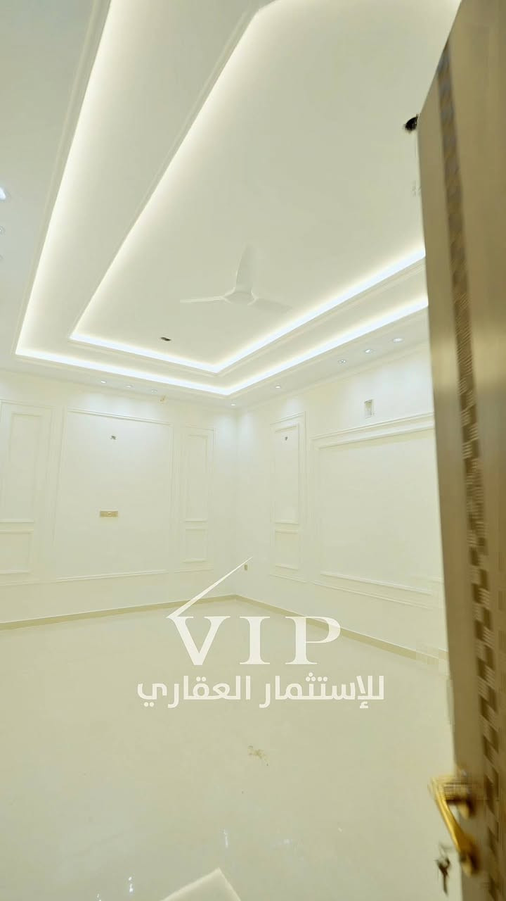 بالتصاميم مدروسه فرصه لا تعوض
*بيت للبيع مكون من ثلاثة طوابق 🏠*

- *الموقع:* البصره دور الصحه خلف مدارس الفراهيدي موقع مميز جدا
سند العقار طابو ملك صرف 
المساحة 300
- *البناء:* درجة أولى، سنة 2025
- *الحالة:* غير مسكون سابقًا
، جاهز للسكن
- *الطابق الأرضي:*
- استقبال رئيسية
- صالة داخلية
- غرفة منام ترسنج روم
 وايضا ماستر الروم
- 3 دورات مياه 
مطبخ متكامل
- كراج
- حديقة
- *الطابق الثاني:*
- 4 غرف منام منها ماستر روم
- دورات مياه
- صالة كبيرة (لا وندري بمساحة كبيرة)
- *الطابق الثالث:*
- غرفتين
- حمامات
- *المميزات الإضافية:*
- منظومة تحلية متكاملة
مصعد كهربائي شلال صناعي
- كاميرات مراقبة

*السعر:* [مليار 550]

*لللمعلومات الإضافية وتوضيح، يرجى الاتصال على الأرقام التالية:
- *********** 📞
- *********** 📞

*نفتح أبوابنا لتلقي جميع إعلاناتكم التجارية والسكنية 📢*

*زيارة مكتبنا:*
البصرة، حي عمان، مجاور مركز فايا VIP للاستثمار العقاري 📍
