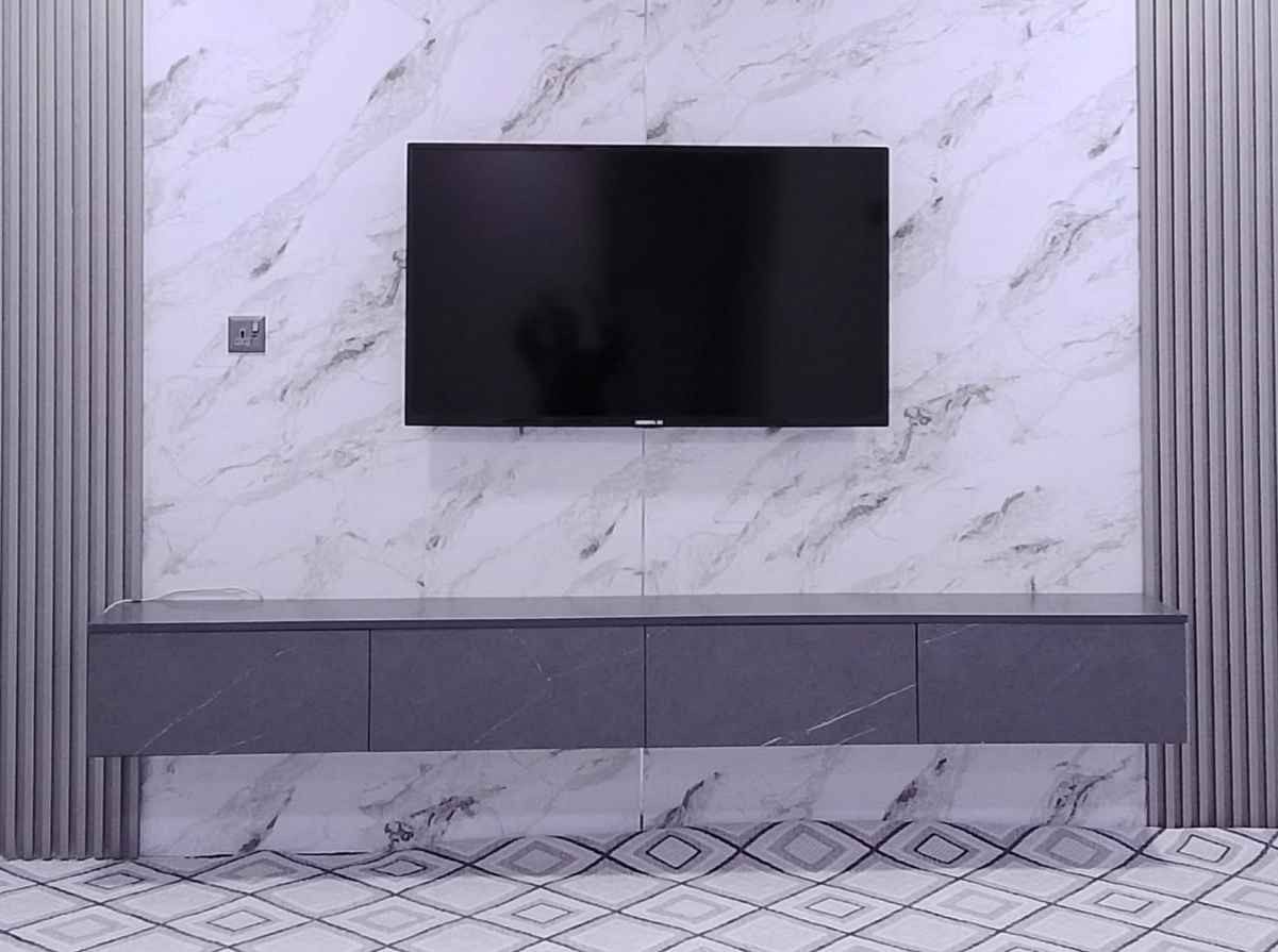 مێزی تیڤی بە ڕەنگی ساجی و سپی بە هەردوو شێوازی هەڵواسین یان قاچی هەبێت دوو مەتری نرخی 75 هەزارە
مەترو نیوی نرخی 60 هەزارە گڵۆپی لیدی پێوەیە و گەیاندن و هەڵواسین تەنها 5 هەزارە بۆ ناو شاری سلێمانی لە بەکرەجۆم
*********** السليمانية, العراق
