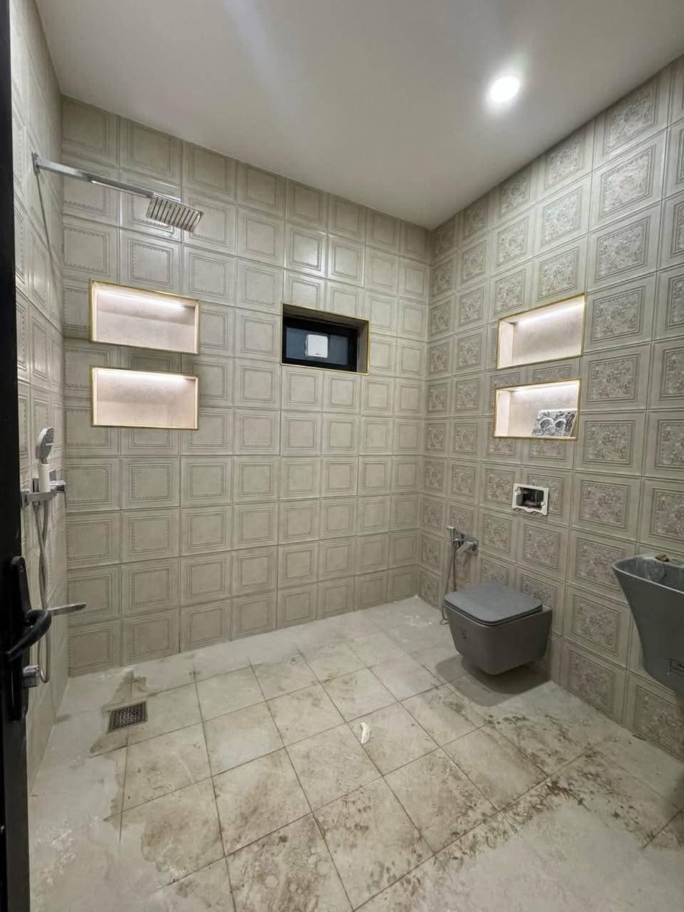 دار للبيع 150م جاهز للسكن 
2غرف  2مجاميع صحية 
***********
***********
