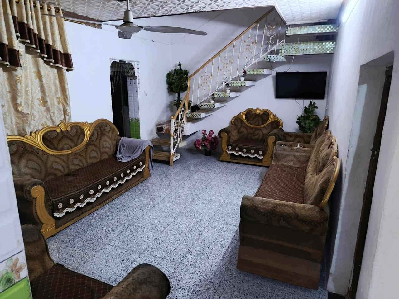 دار للبيع مساحته 150متر ع طريق المعاره خلف حسنيه مال العويسات يبعد عن شارع العام 50متر بناء بلوك وعكاده متكون من غرفة نوم عدد2 وصاله ومطبخ استقبال مجمع صحيات داخليه وخارجيه
سعرها 60وبيها مجال شي بسيط 
أي استفسار الاتصال على الرقم التالي 
***********
