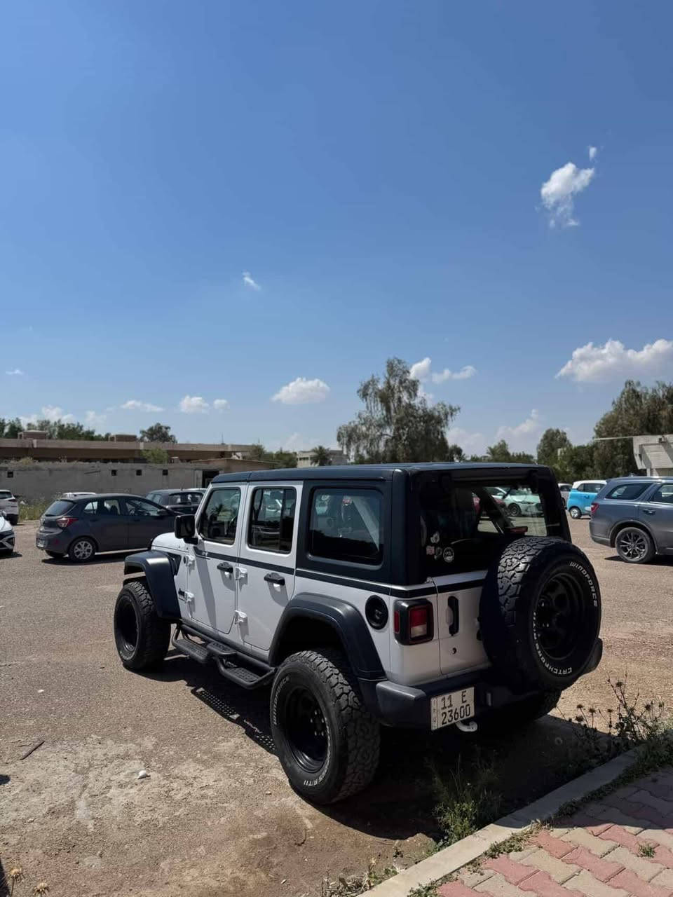 بسعر 26,800$ 
Jeep wrangler SPORT 2023
وارد أمريكي ضرر السيارة قطعة واحدة 

⚙️محرك 4 سلندر 2.0T توربو
🛞الدفع دبل 4x4

مواصفات SPORT 
•كاميرا خلفية 
•شاشة تدعم بلوتوث 

● الإضافات ع السيارة 
•دبلان فوكس بيرفورمانس 2.5 انش
•لويات + شمعات من شركة راف كونتري
•ويل أمريكي أصلي عرض 9.5 انش بدون سبيسر
•تايرات حجرية 285/75/17 جدد عدد 5

ماشية 41,000mi

رقم الشاصي مُرفق ✅️
1C4HJXDN8PW533333

السيارة + التعديلات مكلفة 35.000$
سعر البيع 26.800$

مرقم بغداد بإسم شخصي تحويل مباشر
مكان السيارة بغداد السيدية

للإستفسار 
*********** إتصال أو واتساب

#jeep #wrangler #للبيع
