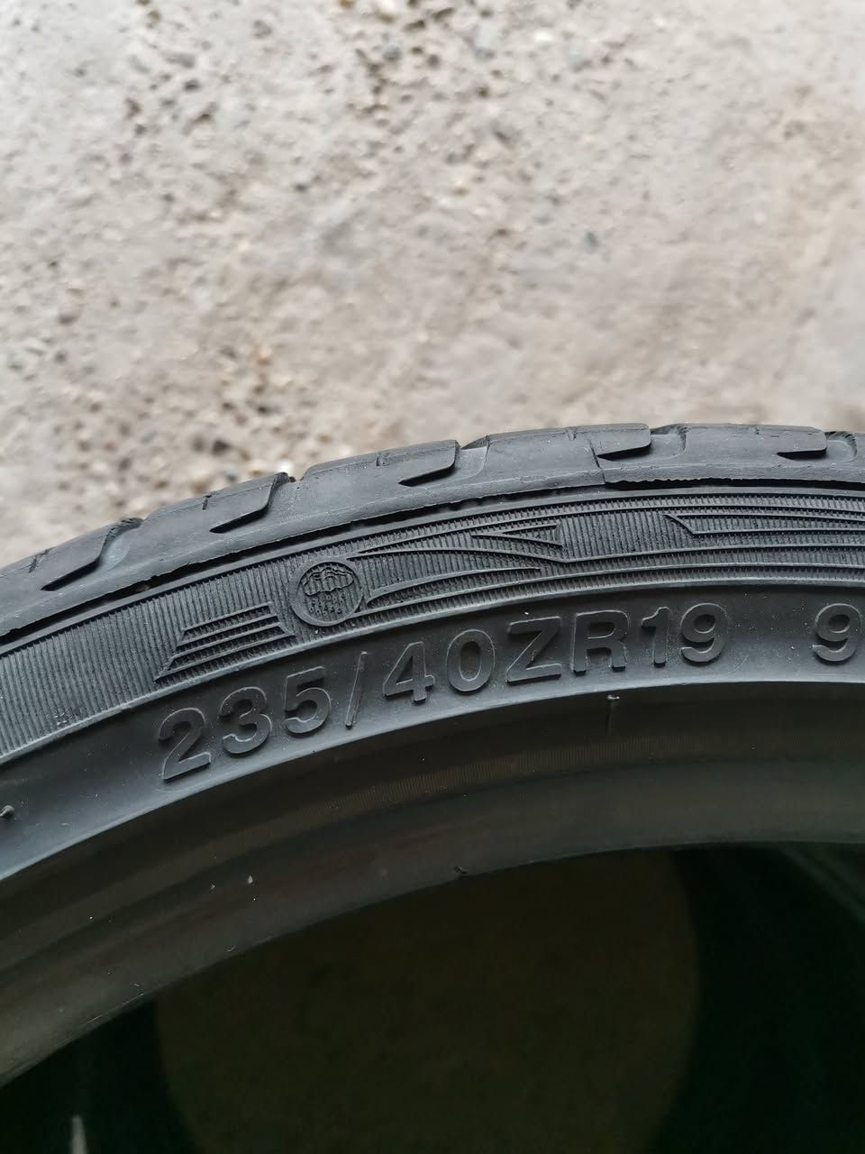 للبيع طقم تايرات قياس 235/40R19 مستخدم نظيف جداً
سعر الزوج  60
​✅ النوع الأول: زوج (2) ميشلان Michelin – المعروف بالنعومة والهدوء ع التبليط 
✅ النوع الثاني: زوج (2) ديماكس Dimax – نقشة ناعمة وقوة تحمل.
​الشرط (كلام ثقة):
🔹 بضمان الفحص: لا عواج، لا نفخة، ولا سيم طاك .


**إذا كنت صاحب هذا الإعلان وتريد حذفه لأي سبب، رجاءا أرسل رسالة إلى الدعم الفني**